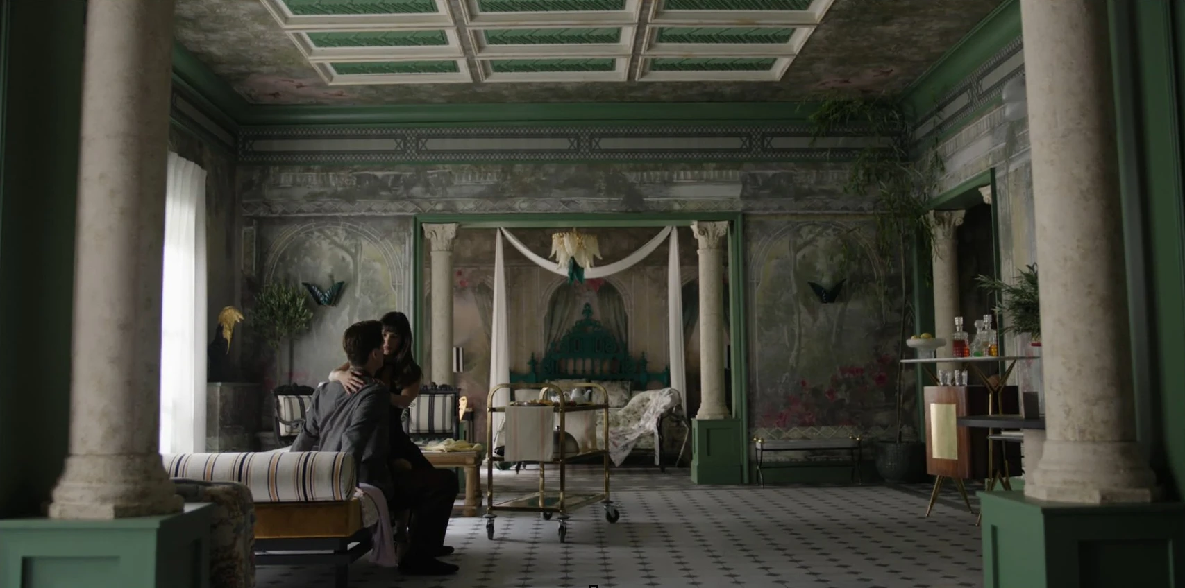 decorado netflix berlin grafismo diseño grafico la casa de papel dama armiño motivos florales frame