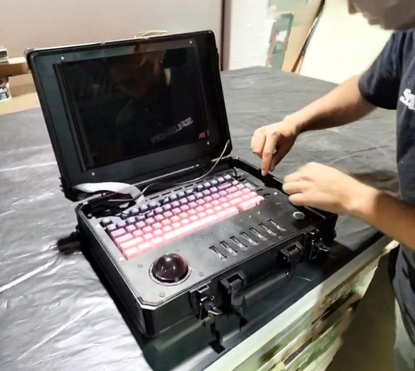 serie tv cine decorado arte diseño prop netflix berlin pc ordenador cyberdeck
